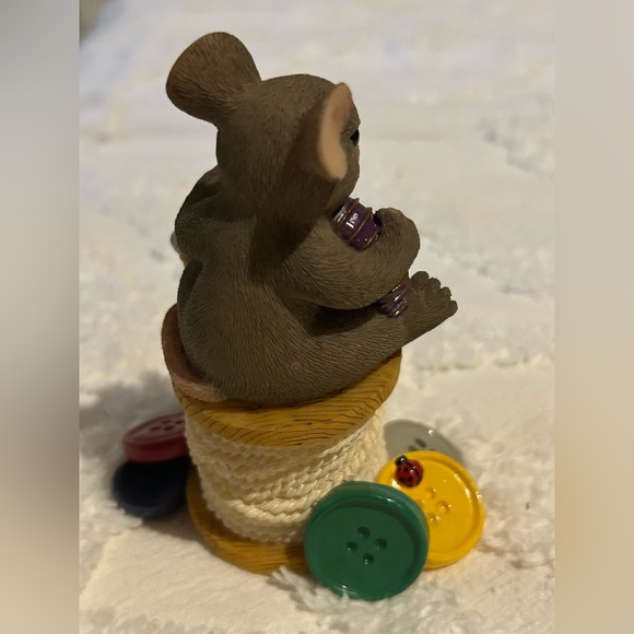 Charming Tails collectible figurine by Fitz and Floyd. Cute As A Button - Picture 3 of 4